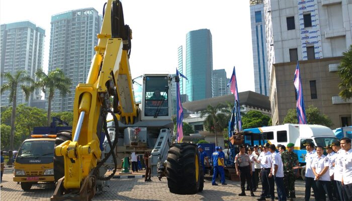 Menghadapi musim hujan, Pemko Jakbar mengadakan apel kesiapsiagaan bencana diikuti 850 personil gabungan. (Rachmi)