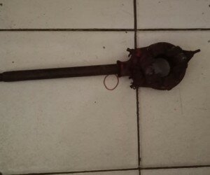 anggota menyita barang bukti besi yang digunakan untuk mencongkel (angga)