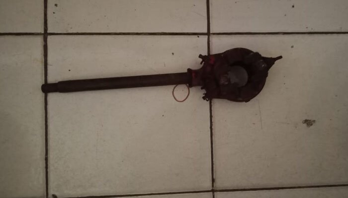 anggota menyita barang bukti besi yang digunakan untuk mencongkel (angga)