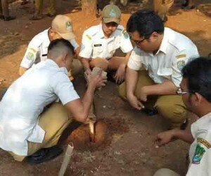 Aparatur Pemkot Bekasi membuat lobsng biopori di taman Pemkot Bekasi.