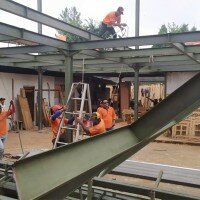 Petugas membongkar bangunan kontruksi baja yang tidak memiliki IMB. (wandi)