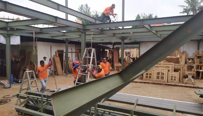 Petugas membongkar bangunan kontruksi baja yang tidak memiliki IMB. (wandi)