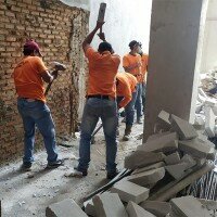 Petugas sedang melakukan pembongkarang hotel yang melanggar IMB. (wandi)