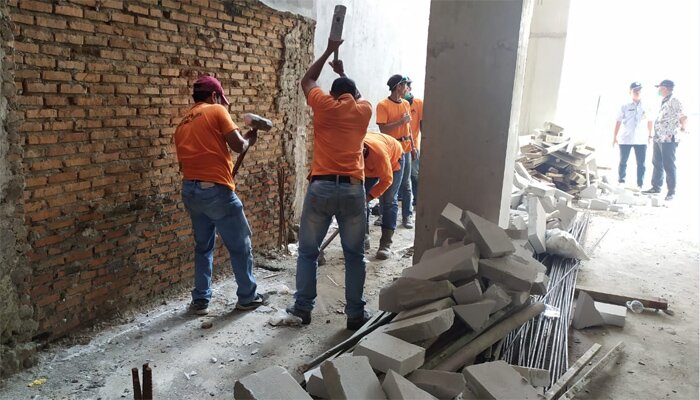 Petugas sedang melakukan pembongkarang hotel yang melanggar IMB. (wandi)