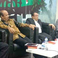 Anggota Komisi IX DPR RI Saleh Partaonan Daulay, Wakil Ketua Komisi IX FPKS DPR RI, Anshori Siregar, Angger P. Yuwono, dan Koordinator Nasional Masyarakat Peduli Badan Penyelenggara Jaminan Sosial (KORNAS MP BPJS), Hery Susanto saat membahas soal BPJS. (rizal)