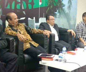 Anggota Komisi IX DPR RI Saleh Partaonan Daulay, Wakil Ketua Komisi IX FPKS DPR RI, Anshori Siregar, Angger P. Yuwono, dan Koordinator Nasional Masyarakat Peduli Badan Penyelenggara Jaminan Sosial (KORNAS MP BPJS), Hery Susanto saat membahas soal BPJS. (rizal)