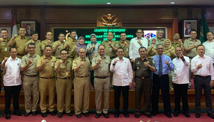 Kepala BPRD DKI Jakarta, Faisal Syafruddin, berpose bersama jajaran Kejati DKI usai menandatangani kerjasama sebagai upaya meningkatkan kepatuhan wajib pajak. (ist)