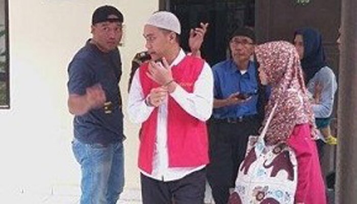 Terdakwa Brigadir Rangga Tianto sebelum menjalankan sidang penembakan almarhum anggota Bripka Rahmat Efendy di PN Depok. (anton)