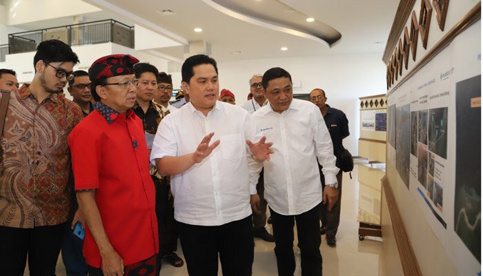 Menteri BUMN Erick Thohir didampingi Gubernur Bali Wayan Koster tinjau proyek Pelabuhan Benoa, Bali.