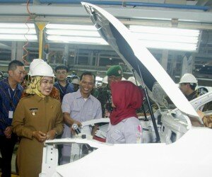 Bupati Serang Ratu Tatu Chasanah saat kunjungan kerja ke perakitan mobil di Kecamatan Cikande. (haryono)