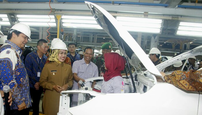 Bupati Serang Ratu Tatu Chasanah saat kunjungan kerja ke perakitan mobil di Kecamatan Cikande. (haryono)