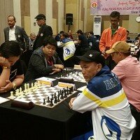 IM Sean Wisheand Cuhendi (kiri) saat menghadapi Jemain Sijabat (kiri) pada Kualifikasi PON Papua 2020 di Hotel Fave, Cilacap, Jawa Tengah, Jumat (8/11). (bu)