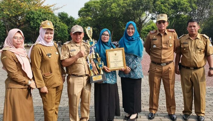 Lurah Cikiwul Warsim Suryana Ketua TP PKK Cikiwul dan aparat usai penyerahan penghargaan.(chotim)