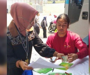 Aktor Chicco Jerikho tengah mengurus pembayaran pajak kendaraannya di Samsat Keliling di Cilandak, Jakarta Selatan. (ist)
