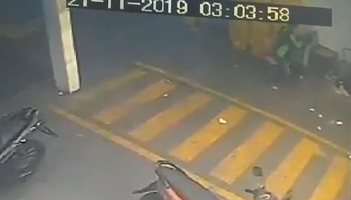 Aksi pencurian kotak amal di depan minimarket terekam CCTV. (Ifand)