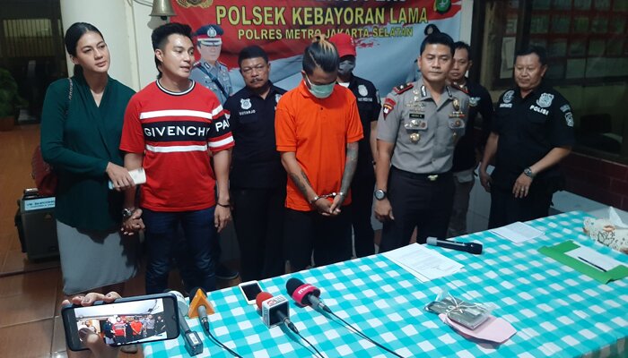 Artis Baim Wong didampingi istri, Paula Verhoeven, saat jumpa pers terkait motornya yang dicuri, di Mapolsek Kebayoran Lama. (adji)