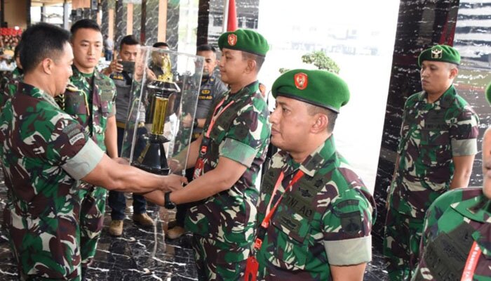 Dandim 0501/JP BS Kolonel Inf. Wahyu Yudhayana tengah menerima penghargaan dari Kasad Jenderal TNI Andika Prakasa sebagai Kodim Terbaik tingkat nasional. (ist)