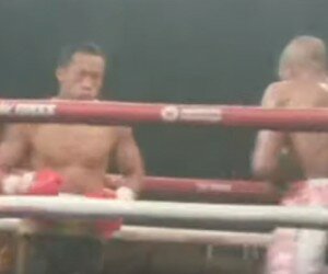 Daud Jordan saat bertarung dengan petinju Afrika Selatan Michael Mokoena