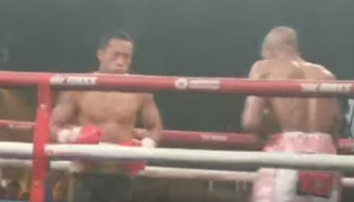 Daud Jordan saat bertarung dengan petinju Afrika Selatan Michael Mokoena