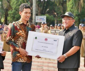 Wali Kota Depok Muhammad Idris didampingi Wakil Wali Kota Pradi Supriatna dan Ketua Dekranasda Depok Elly Farida usai menyerahkan piagam dan piala. (anton)