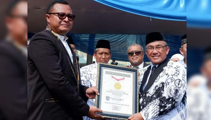 Wali Kota Depok Muhammad Idris saat menerima piagam Rekor Muri Indonesia dari Senior Manajer Muri, Awan Rahargo di Stadion Yayasan Budi Insan Cendekia (BIC) kawasan Grand Depok City (GDC), Cilodong, Depok. (anton)