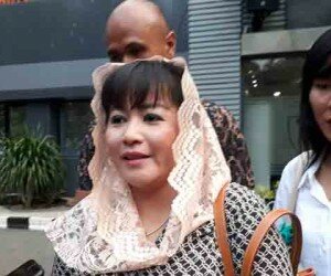 Dewi Tanjung (kiri) seusai agenda klarifikasi, di Polda Metro Jaya, Jakarta Selatan (firdha)