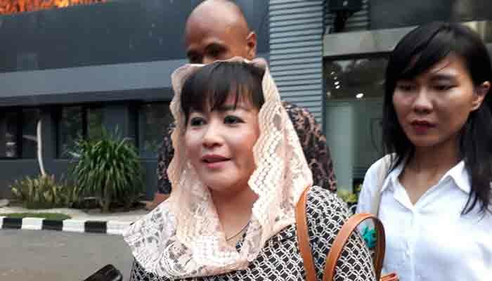 Dewi Tanjung (kiri) seusai agenda klarifikasi, di Polda Metro Jaya, Jakarta Selatan (firdha)