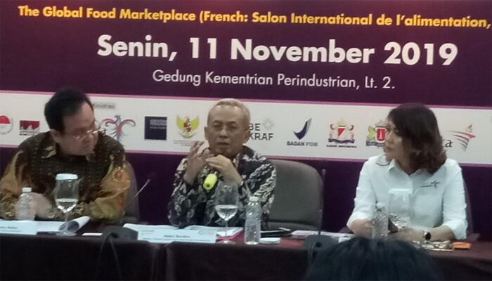 Dirjen Industri Agro Kemenperin Abdul Halim (tengah) didampingi Daud D. Salim Chief Executif Officer PT Kristamedia (kanan) dan Vita Datau Messakh, Ketua Tim Perceparan Wisata Belanja Kuliner Kementerian Pariwisata (kiri). (tri)