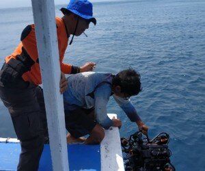 Petugas Ditpolairud menggunakan drone dalam pencarian 3 penyelaman Tiongkok yang hilang di perairan Pulau Sanghiyang.