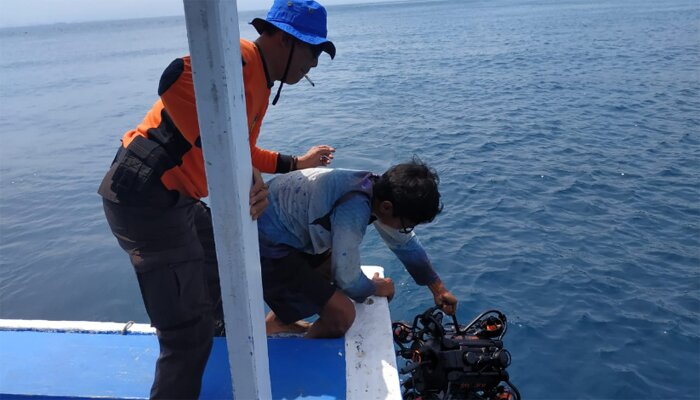 Petugas Ditpolairud menggunakan drone dalam pencarian 3 penyelaman Tiongkok yang hilang di perairan Pulau Sanghiyang.