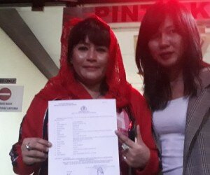 Dewi Tanjung (kiri), di Polda Metro Jaya, Jakarta Selatan (firdha)