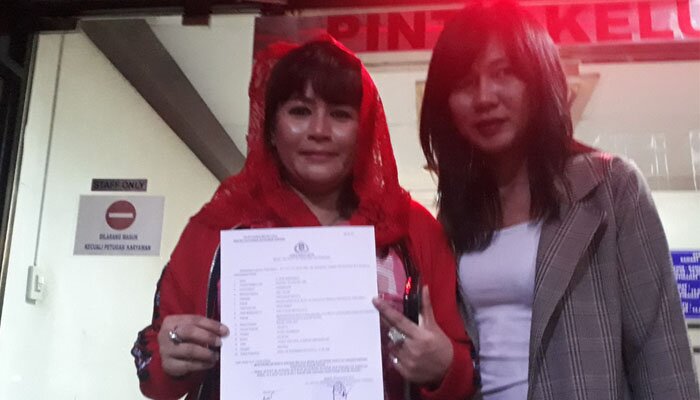 Dewi Tanjung (kiri), di Polda Metro Jaya, Jakarta Selatan (firdha)
