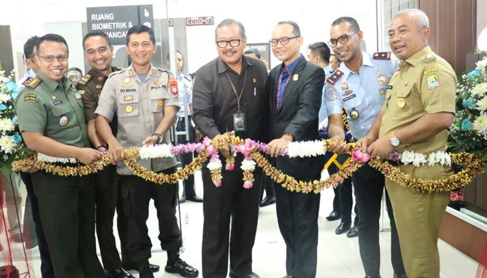Walikota Bekasi dan Kepala Kantor Imigrasi Kelas II Non TPI Bekasi, saat penggujtingan pita peluncuran layanan e-Paspor.