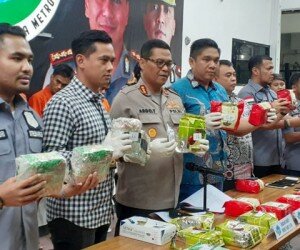Kabid Humas Polda Metro Jaya Kombes Pol Argo Yuwono (ketiga dari kiri), Kasubdit 3 Ditresnarkoba Polda Metro Jaya AKBP M. Iqbal (tengah), dalam ungkap kasus jaringan narkoba Batam - Jakarta dan Malaysia - Pekanbaru - Jakarta, di Polda Metro Jaya, Kamis (1/11/2019). (firdha)