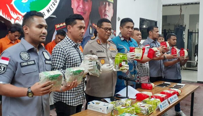 Kabid Humas Polda Metro Jaya Kombes Pol Argo Yuwono (ketiga dari kiri), Kasubdit 3 Ditresnarkoba Polda Metro Jaya AKBP M. Iqbal (tengah), dalam ungkap kasus jaringan narkoba Batam - Jakarta dan Malaysia - Pekanbaru - Jakarta, di Polda Metro Jaya, Kamis (1/11/2019). (firdha)