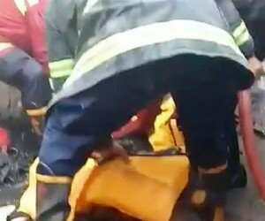 Petugas Damkar Kota Tangsel saat mengevakuasi korban yang tewas terbakar. (anton)