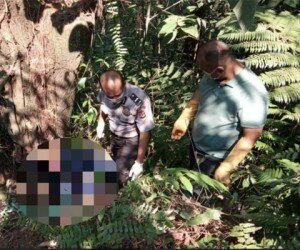 Petugas memeriksa mayat dalam koper biru di Kabupetan Bogor. (ist)