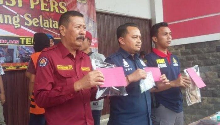 expose penemuan mayat di kebun