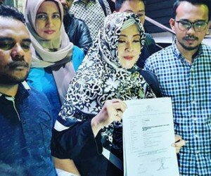 Fahira Idris (tengah) usai melaporkan akun Facebook Ade Amando atas dugaan pelanggaran UU ITE. (instagram)