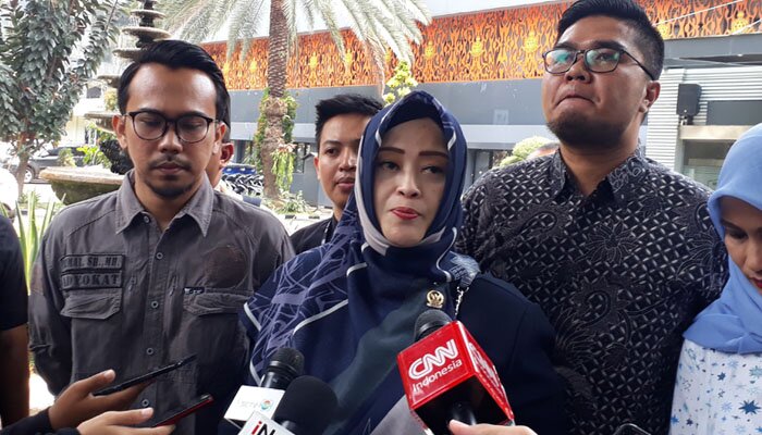 Anggota DPD RI Fahira Idris (tengah) di Polda Metro Jaya, Jakarta Selatan (firdha)