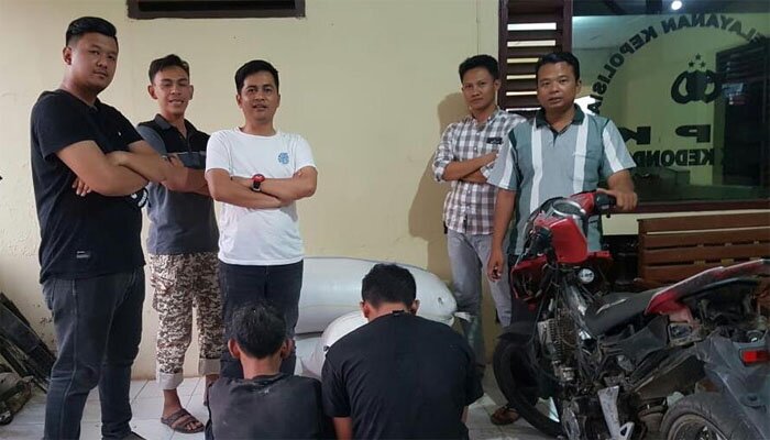 Kedua tersangka pencuri gabah (baju hitam) duduk dibawah.(koesma)