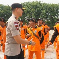 Kapolsek Kelapa Gading Kompol Jerrold HY Kumontoy saat meninjau petugas banjir. (yahya)