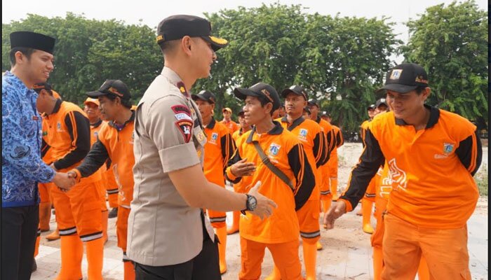 Kapolsek Kelapa Gading Kompol Jerrold HY Kumontoy saat meninjau petugas banjir. (yahya)