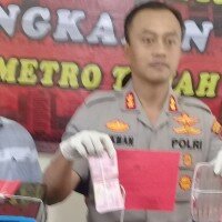 Pelaku pembobol mesin ATM gagal nikah, barang bukti ditunjukan Kapolsek Tanah Abang AKBP Lukman.(silaen)