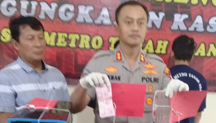 Pelaku pembobol mesin ATM gagal nikah, barang bukti ditunjukan Kapolsek Tanah Abang AKBP Lukman.(silaen)