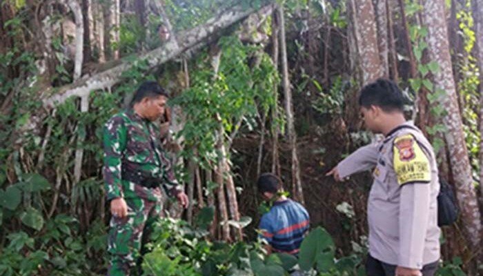 Petugas tunjukan lokasi korban gantung diri.(sule)