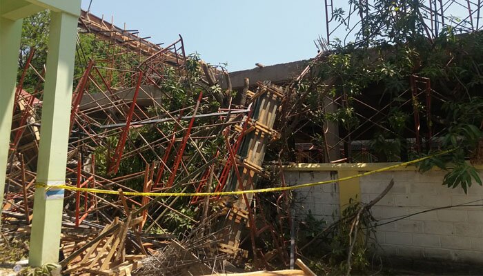 Gedung Disdukcapil Kota Cirebon ambruk.(darman)