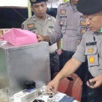 Kasat Sabhara Polrestabes Medan AKBP Sonny Firdaus Siregar memperlihatkan barang bukti penggrebekan lokasi judi