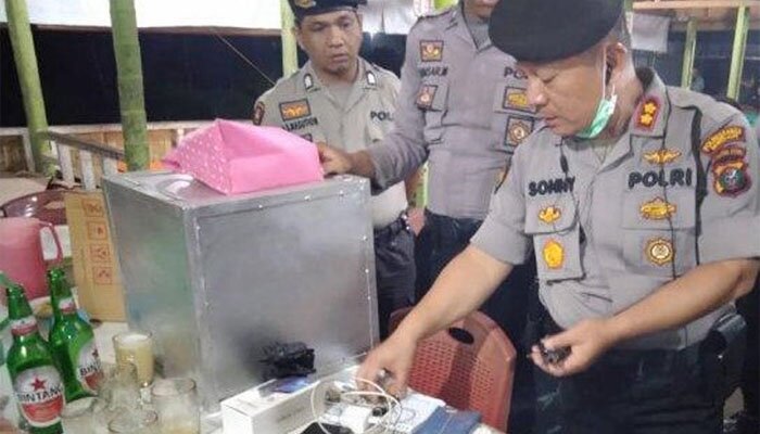 Kasat Sabhara Polrestabes Medan AKBP Sonny Firdaus Siregar memperlihatkan barang bukti penggrebekan lokasi judi