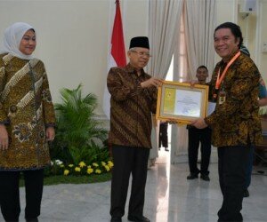 Wakil Presiden Ma'ruf Amin saat memberikan penghargaan Paramakarya kepada Gubernur Banten yang diterima Sekretaris Daerah Pemprov Banten Al Muktabar.(ist)